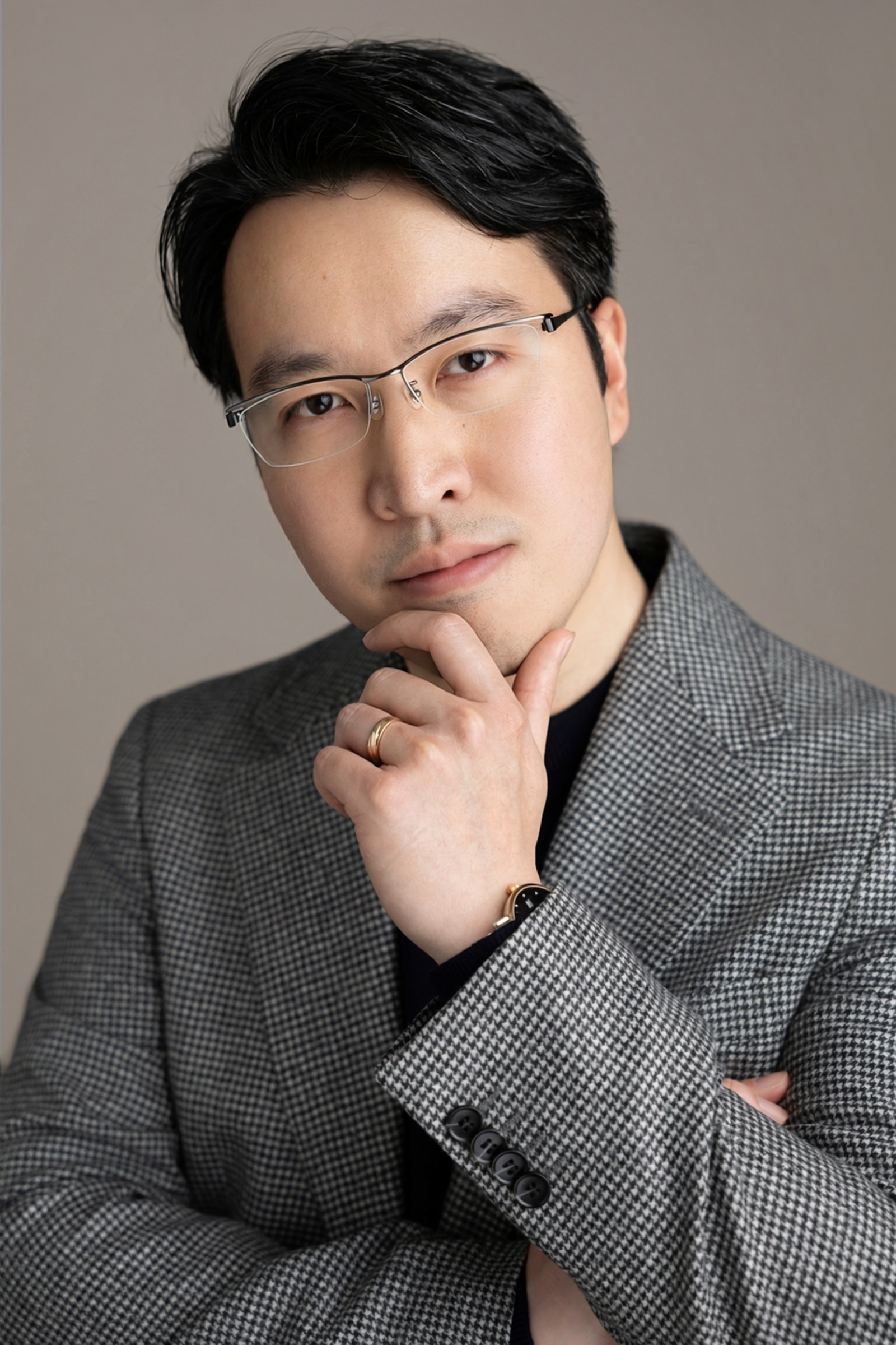 Ed Hung, hand to chin